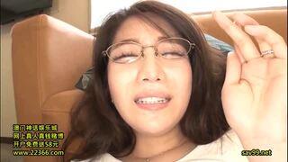チンコが大好きなメガネ妻がノーハンドフェラで口マンコ！首を絞められながらのピストンで白目になってしまう