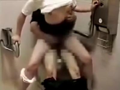 【個人撮影のガチ流出？】『バレないかな…？』不倫相手の人妻と駅のトイレで着衣セックスしてハメ撮りした映像がネット投稿？