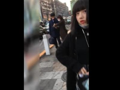 【逆さ撮り＋スカートめくり】『完全にバレてるｗ』S級のアイドル顔のJKをエスカレーターでスカメク痴漢でパンチラ盗撮バレｗ