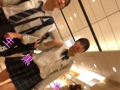 【逆さ撮り/パンチラ盗撮】『3人組のJKのパンツｗ』友達と一緒に居る制服の素人の女子校生たちを真下アングルで隠し撮りｗ