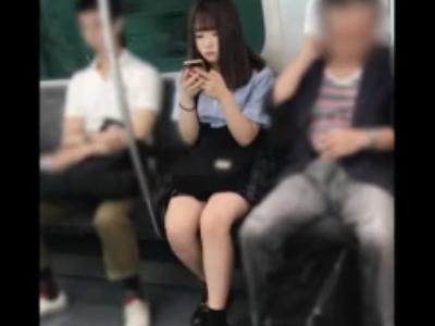 【逆さ撮り】『S級のアイドル顔のJK！』電車内に居た制服ロリ女子校生をローアングルでパンチラ盗撮したら食い込みパンツｗ