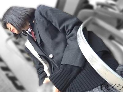 【逆さ撮り】『ロリJKのパンチラ！』黒髪ショートの18歳くらいの女子校生を電車内まで追跡しパンチラ盗撮した映像が投稿？