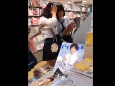 【逆さ撮り】『買い物中に失礼ｗ』友達と買い物中の18歳JKくらいの制服ロリ娘をパンチラ盗撮した映像が投稿され流出か？