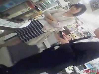【逆さ撮り複数人分】彼氏と買い物デート中の素人JDのパンチラ盗撮！他人のカップルの彼女を隠し撮りでNTR気分！