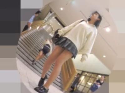 【逆さ撮り】『この美脚JKのパンツｗ』ミニスカの制服JKを店内でローアングルでパンチラ盗撮した映像が投稿され流出？