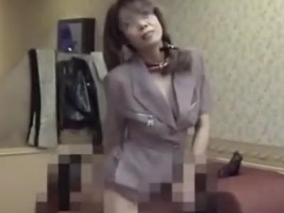 【個人撮影のガチ流出？】『旦那が撮影ｗ』人妻が夫のカメラを見ながらクンニされ夫の友達と3Pで着衣セックスしてハメ撮りｗ
