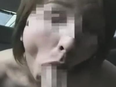 【個人撮影のガチ流出？】素人の熟女の人妻が車内で露出してフェラしたりカーセックスしてるプライベートのハメ撮り映像が投稿？