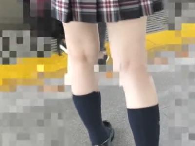 【痴漢/逆さ撮り】『これ逮捕だろ…』S級の美少女の制服ロリ娘を電車までストーカーし電車内でクリ責め＋手マン→最後はレイプ