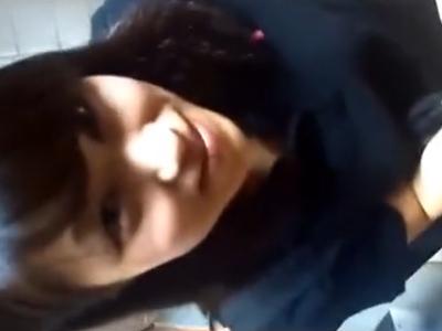 【個人撮影のガチ流出？】『高校生カップルｗ』18歳の制服JKっぽいロリ娘が学校のトイレで巨乳を露出して羞恥で着衣セックス