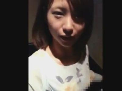 【個人撮影の有名動画フル】『え…自分で揉むの？』18歳JKくらいのロリ娘の彼女がカラオケでパイズリ→フェラ抜きスマホ撮影