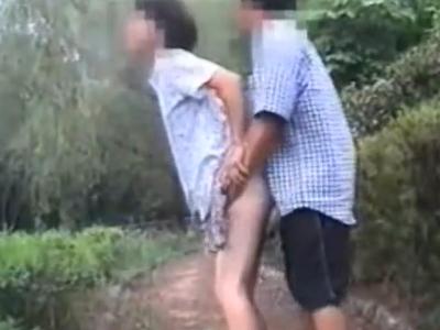 【個人撮影のガチ流出？】『これ逮捕だろｗ』不倫相手の四十路の人妻が乳首ピアス＋野外露出でNTR着衣セックスしてハメ撮りｗ