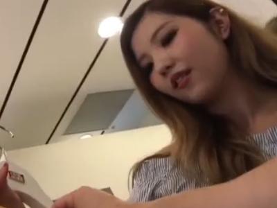 【逆さ撮り】『美人ギャルの店員のパンツｗ』アパレル店員のM字しゃがみパンチラやローアングルでパンツを盗撮した映像が投稿ｗ