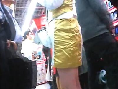 【逆さ撮り】『携帯ショップ店員のパンツ盗撮ｗ』ドコモやauのキャンギャルをローアングルでパンチラ盗撮した映像が投稿ｗ
