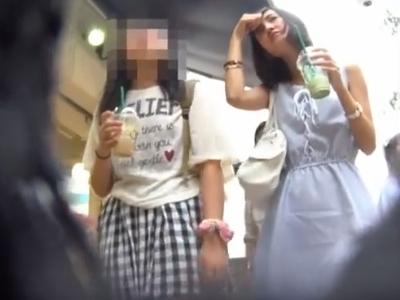【逆さ撮り】『JCの見た目ｗ』友達と二人でいる私服の素人ロリ娘を野外でパンチラ盗撮した映像が投稿され流出か？