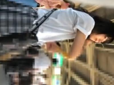 【逆さ撮り】『夏服の制服JKのパンツｗ』駅のホームでJKを高画質で接写でパンチラ盗撮した映像が投稿され流出か…？