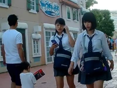 【逆さ撮り】『遊園地でパンチラ盗撮ｗ』テーマパークで遊んでる制服JK達をローアングルでパンチラ盗撮した投稿映像が流出？