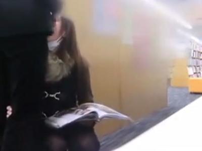 【個人撮影のガチ流出？】『図書館でフェラ！？』黒タイツの不倫相手の人妻が図書館でフェラ→用具室の個室で露出しセックスｗ