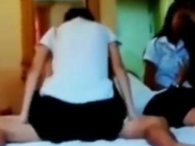 【個人撮影のガチ流出？】『先生来ないかな？』修学旅行のホテルで18歳JKが同級生の男子を部屋に連れ込み着衣セックス