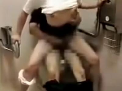 【個人撮影のガチ流出？】『トイレで！？』不倫相手の素人の人妻を公衆トイレの個室で露出させNTRセックスしてハメ撮りｗ