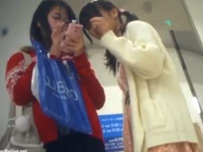 【逆さ撮り】『JCどころかまさかJS？』完全にアウロリな素人娘を追跡しローアングルでパンチラ盗撮した映像が投稿か？