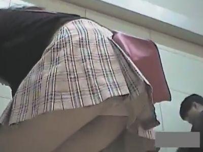 【逆さ撮り】コスプレイベントに潜入し盗撮！アニコスや女子校生の制服のコスプレのスカートの中身をパンチラ盗撮した映像が流出