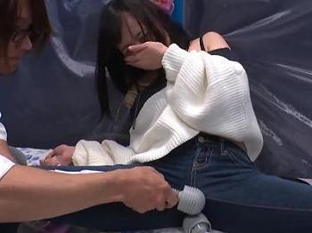 【マジックミラー号/素人ナンパ企画】『気持ちいぃ…』女子大生の彼女が固定バイブで潮吹きイキ潮＋乱交NTR着衣セックスｗｗ