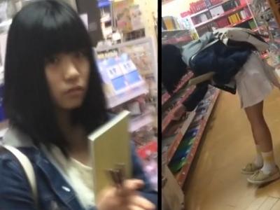 【逆さ撮り】『JCに見える…』未成年っぽいロリ顔の素人娘を顔撮り→ローアングルでパンチラ盗撮した映像が投稿され流出か？