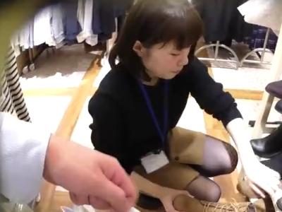 【逆さ撮り】『可愛いお姉さんのパンチラ♪』有名盗撮師の逆さHEROがアパレル店員が接客中に黒タイツ越しのパンチラ盗撮ｗｗ