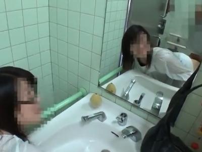 【個人撮影のガチ流出？】『家族とピクニック中に不倫！？』旦那とお出かけ中に浮気相手と公衆トイレでNTRセックスしハメ撮り