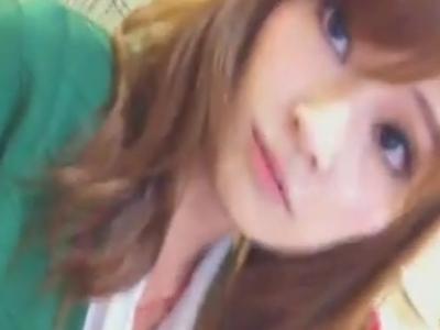 【逆さ撮り】『短パンで油断しすぎｗ』可愛いアパレル店員をローアングルでパンチラ盗撮した映像が投稿され流出か？
