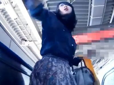 【逆さ撮り＋スカートめくり】『バレてるｗ』私服JDをエスカレーターでスカメク痴漢でパンチラ盗撮→バレて激怒され逃走ｗ