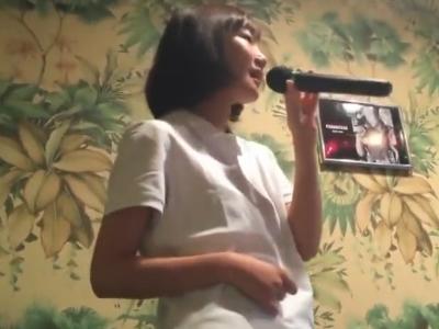 【個人撮影のガチ流出？】18歳くらいの制服の未成年の素人ロリJK娘がカラオケでフェラし背面騎乗位で着衣セックスしハメ撮り