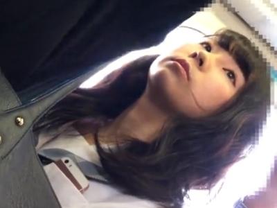 【逆さ撮り】『学校でアイドルのJKのパンツがコレｗ』電車内に居た夏服の制服ロリ娘をローアングルでパンチラ盗撮の映像が投稿
