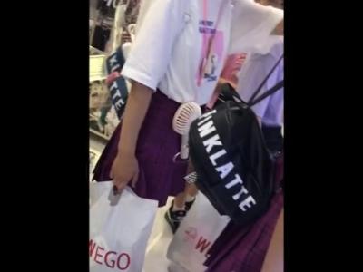 【逆さ撮り】『JCに見える…ｗ』女友達と買い物中のアウロリ娘をローアングルでパンチラ盗撮した映像が投稿され流出か？