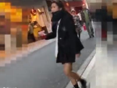 【逆さ撮り】『この可愛い娘のパンツはー？』制服ロリJKを野外で電車まで尾行しローアングルでパンチラ盗撮した映像が投稿？