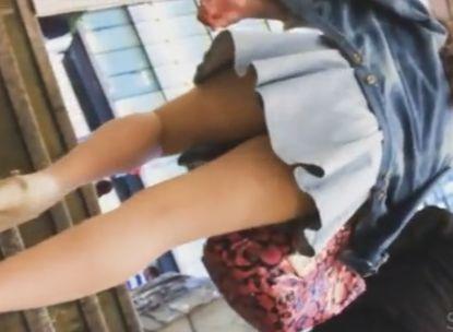 【逆さ撮り】18歳JK～20歳JDくらいの美少女がミニスカで階段を登っている所をスローでパンチラ盗撮した映像がエロイｗ
