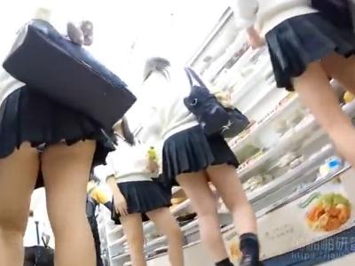 【逆さ撮り】『大量のJKのパンツｗ』複数の制服ロリ娘を駅やコンビニでローアングルでパンチラ盗撮した映像が投稿され流出か？