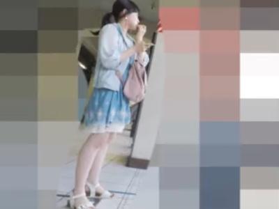 【逆さ撮り】『リップ中に失礼ｗ』リップしながら電車を待ってる私服JKのワンピースをローアングルでパンチラ盗撮した映像ｗ