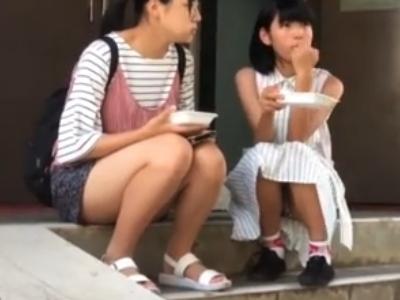 【削除注意＋逆さ撮り】『完全にアウロリｗ』お祭りでJSやJCな見た目のロリ娘たちのしゃがみパンチラを盗撮した映像が投稿ｗ