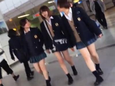 【逆さ撮り】『3組JKのパンチラｗ』友達と一緒に居る制服を着衣した女子校生のパンチラを電車内でローアングルでパンツ盗撮