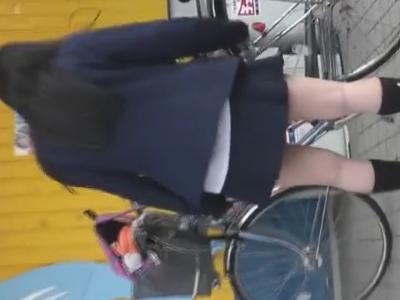 【逆さ撮り】『バレて逃走ｗ』制服ロリ娘を駐輪場や本屋でデジカメでパンチラ盗撮しまくったら最後はバレて逃走した動画が投稿ｗ