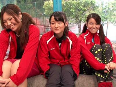 【マジックミラー号/素人ナンパ企画】『日焼けおっぱい最高ｗ』陸上部のスポーツ女子大生にマッサージ→4P乱交セックス→顔射