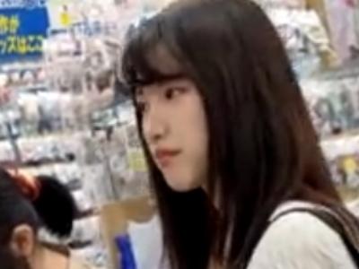 【逆さ撮り】『SS級のアイドル顔のパンツｗ』ブスの女友達とアニメイトで買い物中の美人JDをローアングルでパンチラ盗撮ｗ