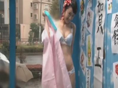 《マジックミラー号/素人ナンパ企画》「賞金の為…」お正月に初詣の帰りの女子大生が着物で男友達と野球拳→姫始めｗ