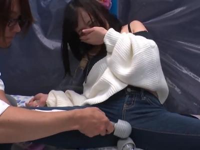 【マジックミラー号/素人ナンパ企画】『やばい…！』女子大生の彼女がマシンバイブ潮吹き→お漏らし→乱交NTR着衣セックスｗ
