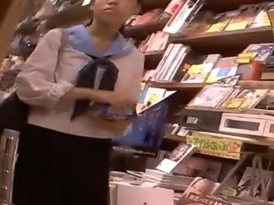 【逆さ撮り】『これはJCかも…』真面目そうな顔の制服ロリ娘をローアングルでパンチラ盗撮した映像が投稿され流出か？