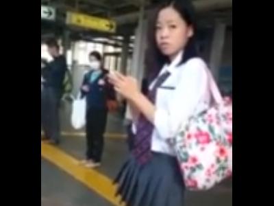 【逆さ撮り＋スカートめくり】『バレたか…？』制服ロリJKをエスカレーターまで尾行しスカメク痴漢でパンチラ盗撮→睨まれるｗ