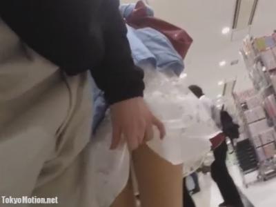 【スカートめくり＋逆さ撮り】『娘さんのパンチラ撮りますｗ』親子で買い物中の18歳JKくらいのロリ娘のミニスカートをめくる