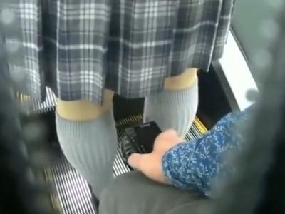【逆さ撮り】『盗撮の瞬間もｗ』JCに見える制服ロリ娘をエスカレーターなどでパンチラ盗撮→スマホ撮影の瞬間も隠しカメラでｗ