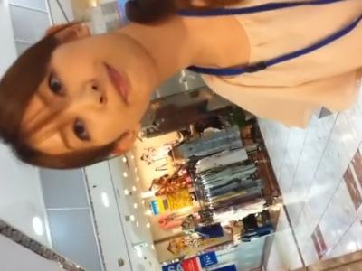 【逆さ撮り/パンチラ盗撮】『これはS級の美人ｗ』可愛いアパレル店員を真下アングルでパンツを隠し撮りした映像が投稿ｗ
